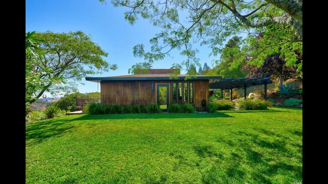 Foto del edificio - 945 Bolinas Rd