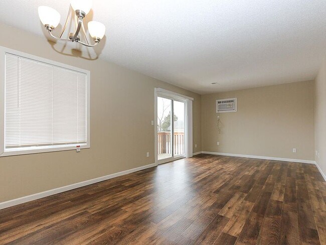 Living / family room - 16045 Joplin Ave
