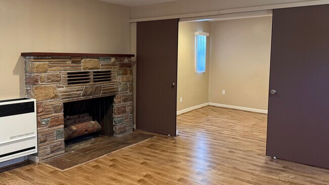 Building Photo - 596 S Mentor Ave