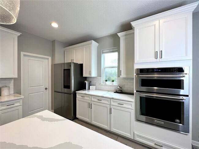 Foto del edificio - 15633 Dakota Ave