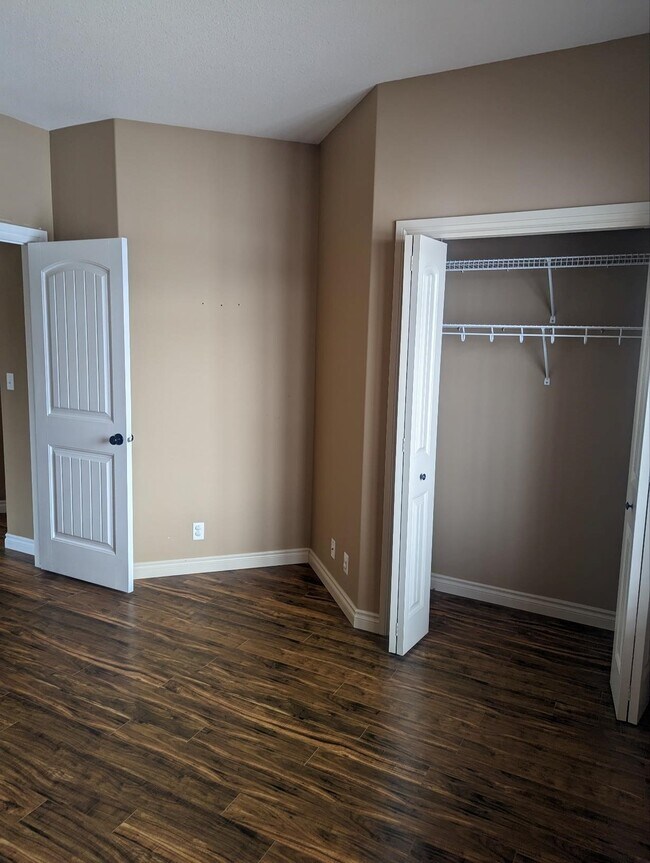 Photo du bâtiment - 5 Bed 3 Bath Unit in Lacombe, AB