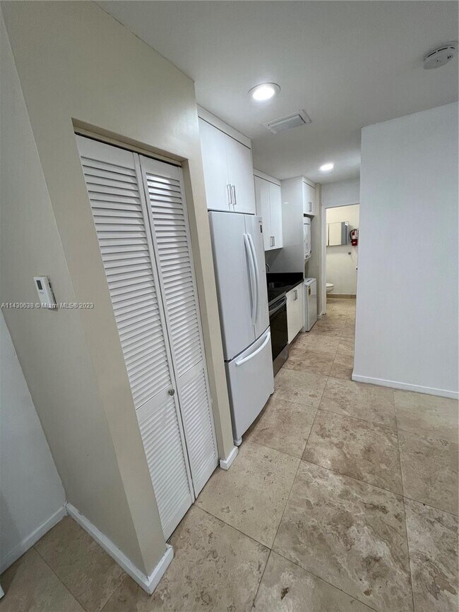 2300 S Dixie Hwy Unit 201, Miami, FL 33133 Room for Rent in Miami, FL