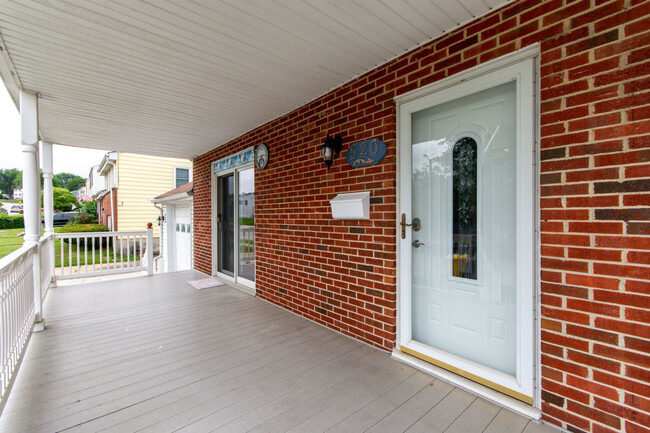 Building Photo - 520 Cheddington Road