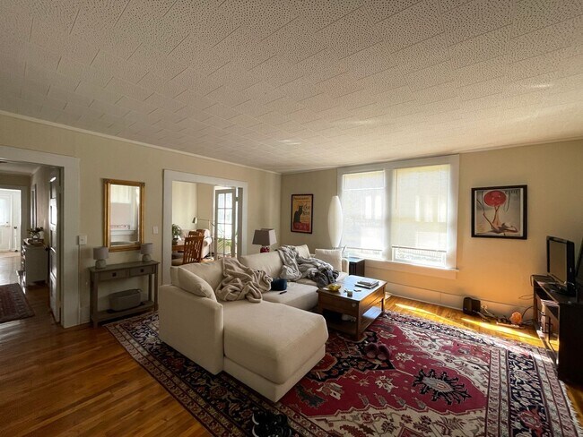 Foto del edificio - Three Bedroom Boulevard Bungalo