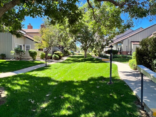 Foto del edificio - 3 Bedroom / 3.5 Bathroom / 2 Car Garage Townhome in a quiet and sought-after area!