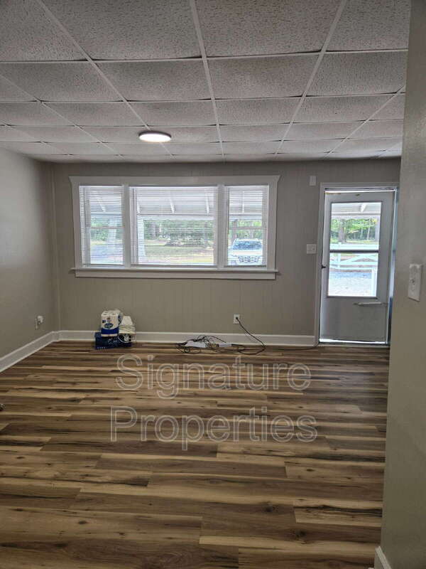 Foto del edificio - 773 Long Point Rd