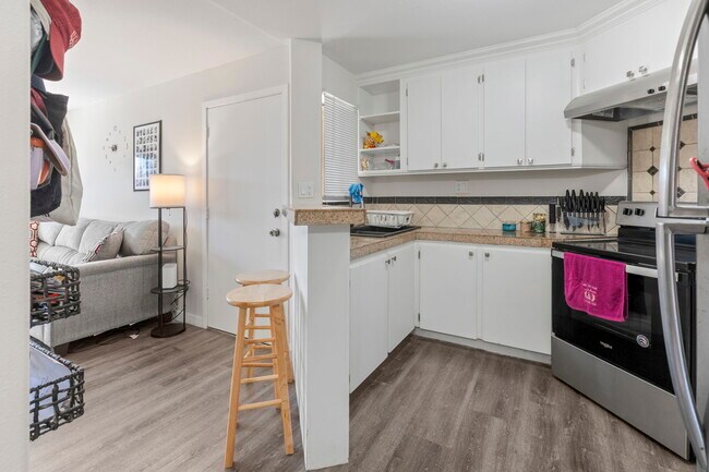 Foto del edificio - 475 N Midway Dr