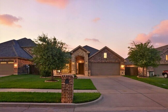 Foto del edificio - Stunning 3-Bedroom Home with Access to Com...