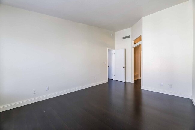 Building Photo - Charming Corner Home in Gated Community!
