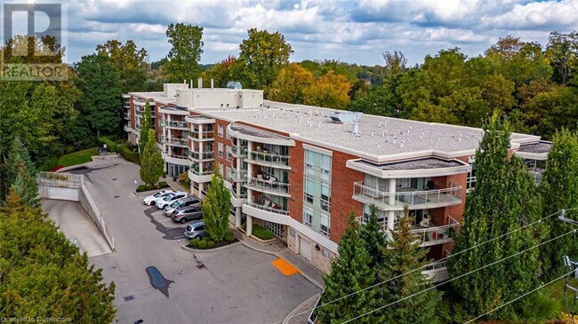 Photo du bâtiment - 125 Wilson St W