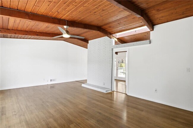 Building Photo - 3684 Northlake Dr