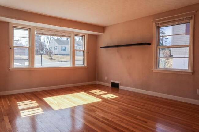 Building Photo - 3 bedroom in Worcester MA 01606