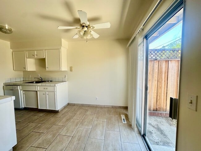 Building Photo - Beautiful Move-In Ready Two Bedroom Two Ba...