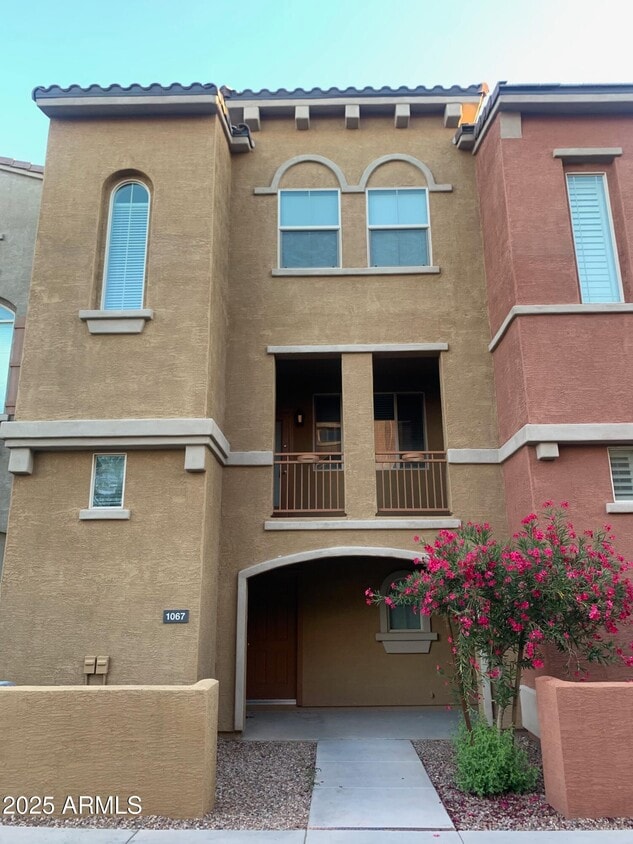 Primary Photo - 240 W Juniper Ave