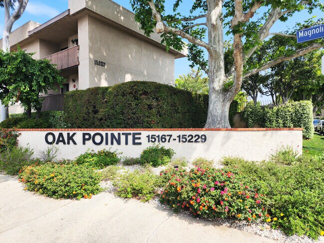 Foto del edificio - 15207 W Magnolia Blvd