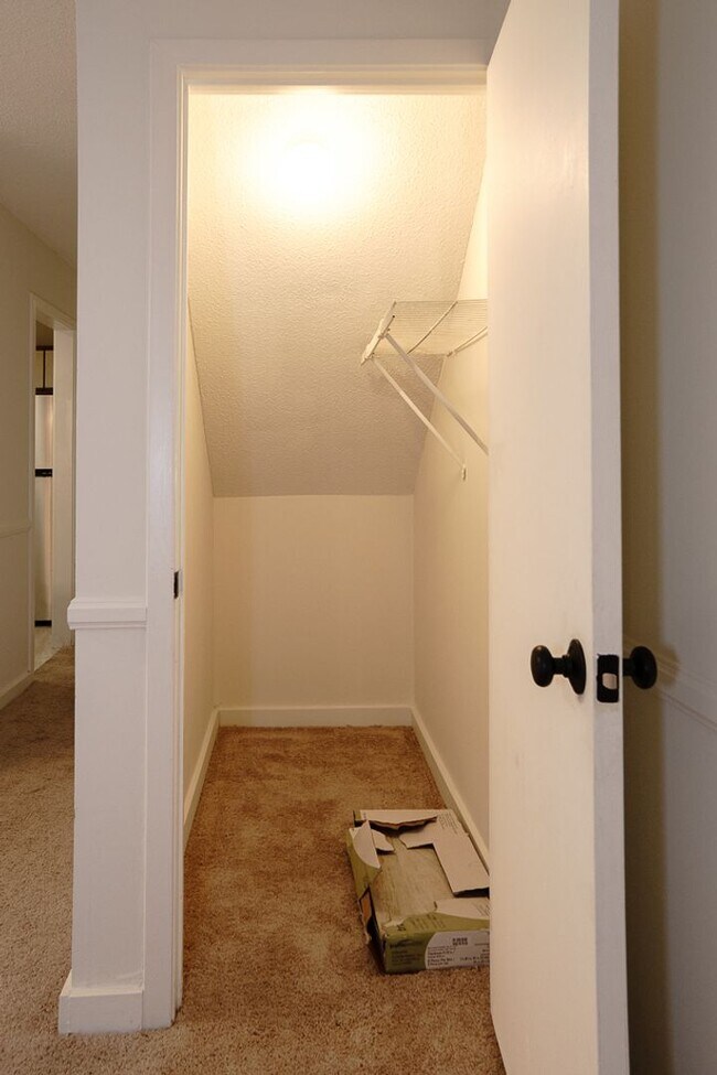 Building Photo - Cozy Two Bedroom Townhouse