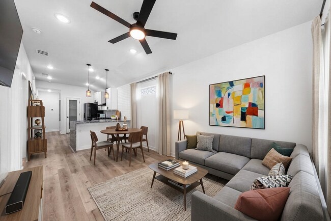 Building Photo - Charming 2-Bed Bungalow with Fenced Yard in Central San Antonio – Modern Comforts, Prime Value
