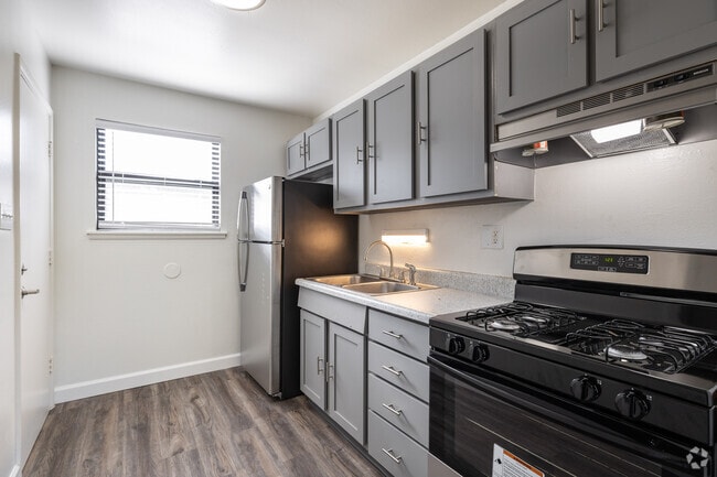 2BR, 1BA - 760SF - Kitchen - Village Square