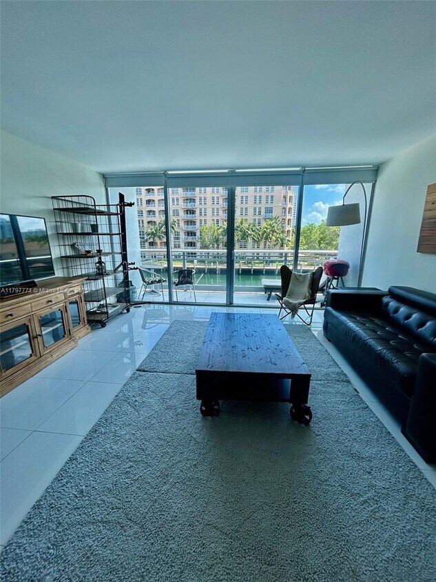 Foto principal - 2950 NE 188th St