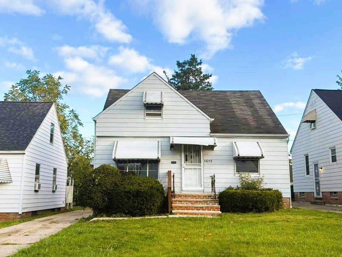 Primary Photo - Charming 3-Bedroom Home in Maple Heights –...