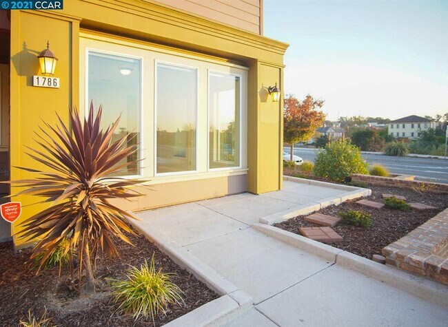 Building Photo - 1786 Yosemite Pl