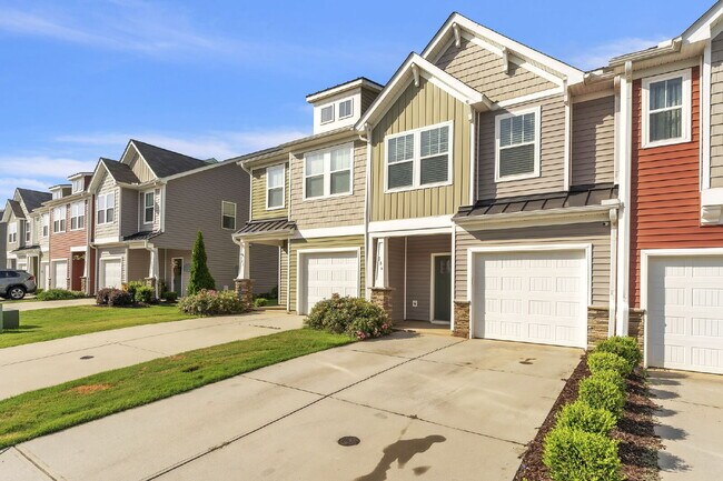 Foto del edificio - Beautiful 3 BR, 2.5 BA Townhome in highly ...