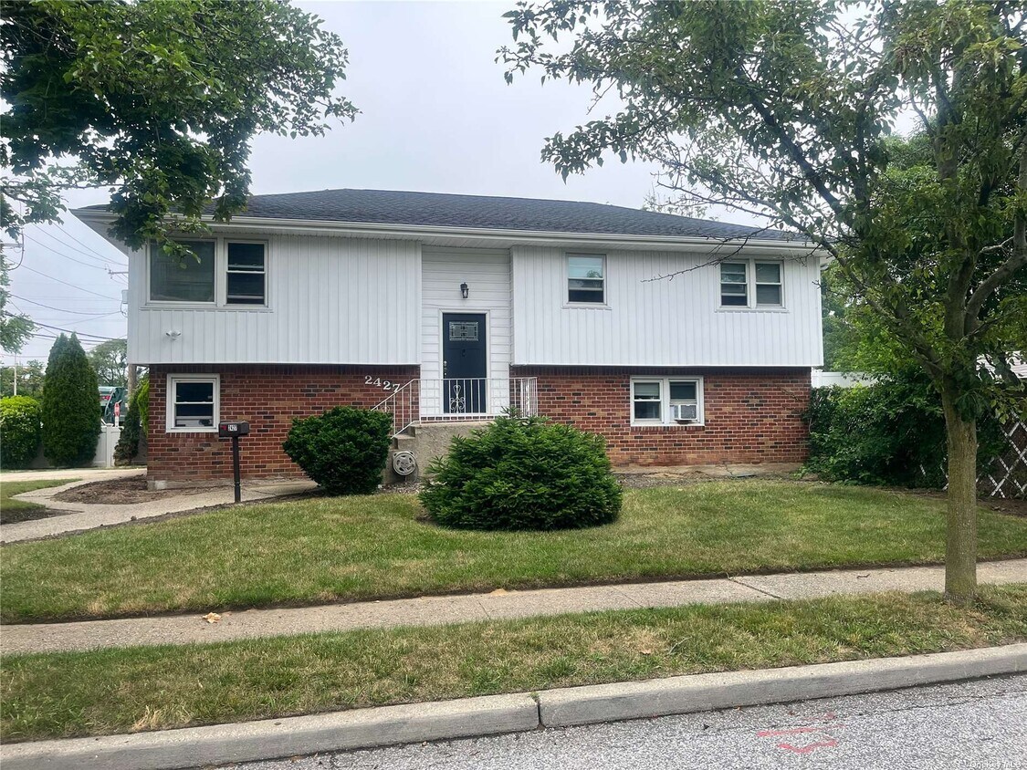 Primary Photo - 2427 Clinton St