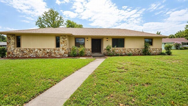 Building Photo - 35025 Raintree Dr