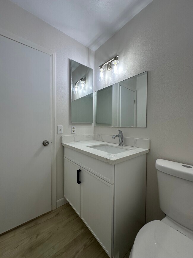 1/2 Baño en el 1er piso - 10208 Beach St