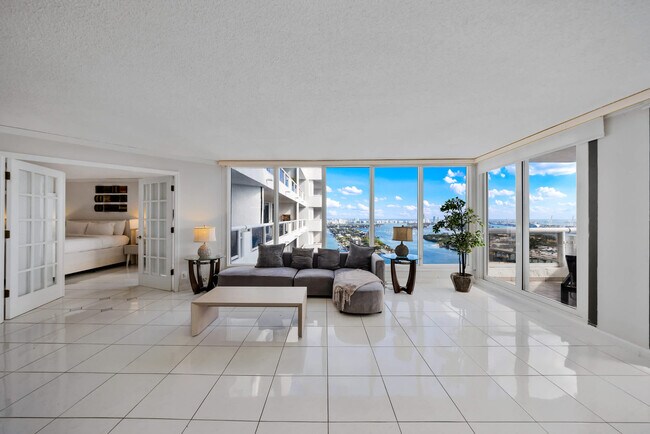 Foto del edificio - 1717 N Bayshore Dr