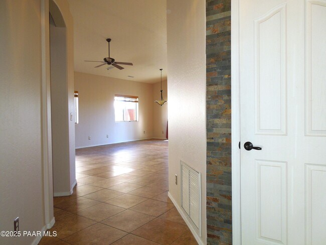 Building Photo - 5819 N Bronco Ln