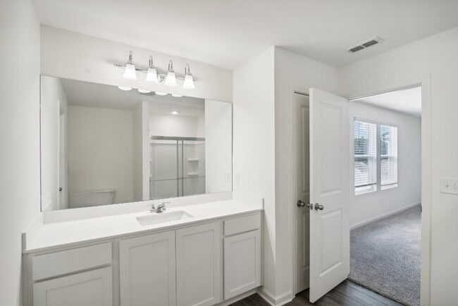 Building Photo - Fantastic 3bd/2.5ba home! Coming soon!