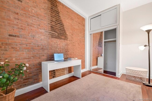 Foto del edificio - 64 S Broadway