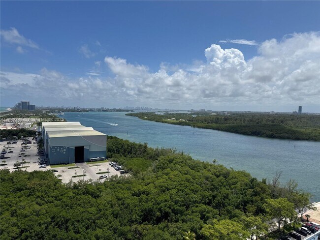 Foto del edificio - 100 Bayview Dr