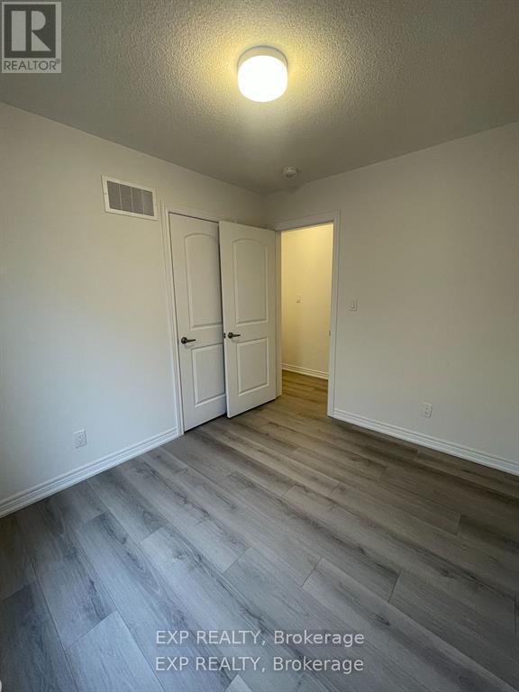 Photo du bâtiment - 2001 Cameron Lott Cres