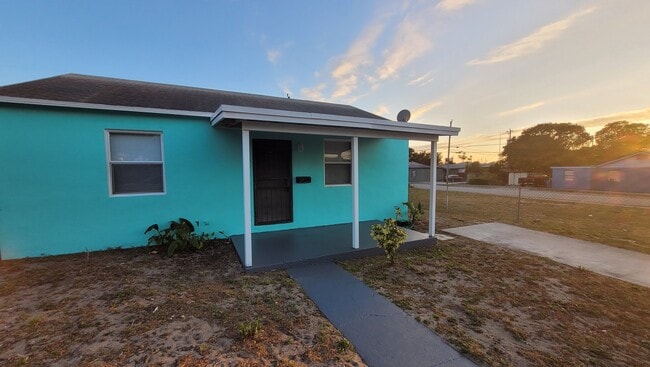 Photo - 857 W 5th St House