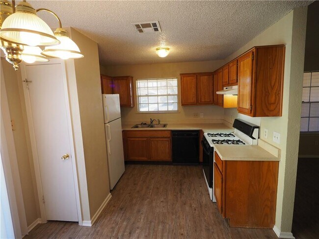 Building Photo - 402-404 Burlwood Ct