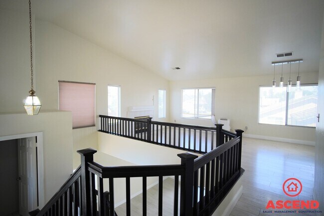 Foto del edificio - Charming 3 Bed 2.5 Bath Home Located Off of White Lane and Gosford!