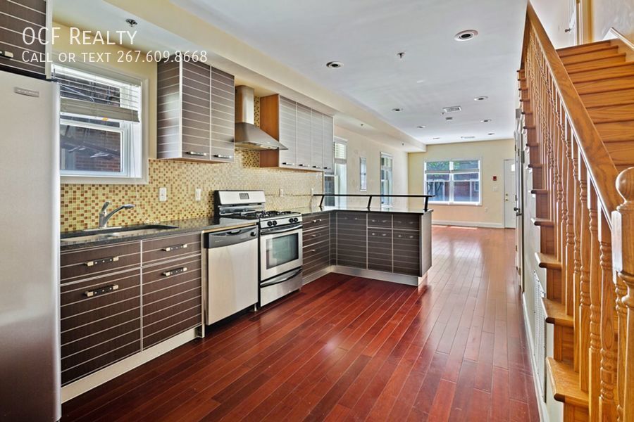 Primary Photo - Stunning Bi-level 2 Bed Condo w/ Parking!
