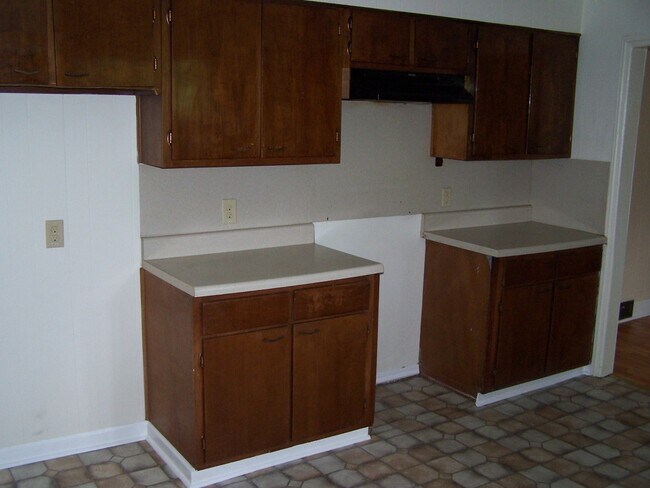 Foto del edificio - 3BR/1BA Home on New Walkertown Rd   Move in Special-  1/2 off the first months rent!!