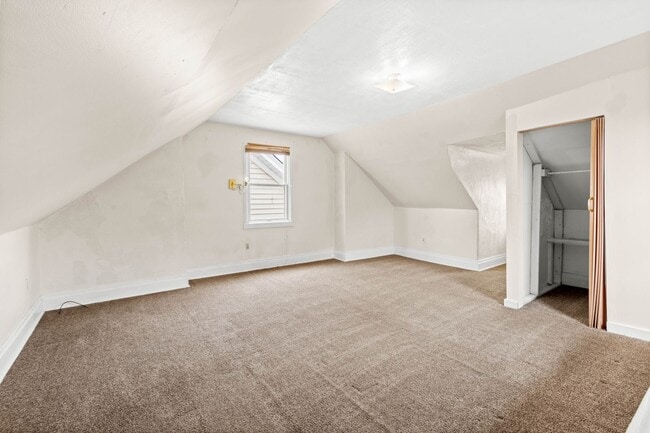 Building Photo - SLASHED PRICE! HUGE 4 BEDROOM, 2 BATH HOME...