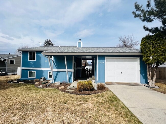 Building Photo - 2 Bed - Bonus Room - 1.5 Bath - Large Fenc...