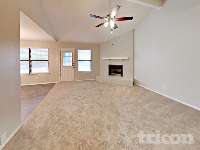 Building Photo - 521 Clover Dr