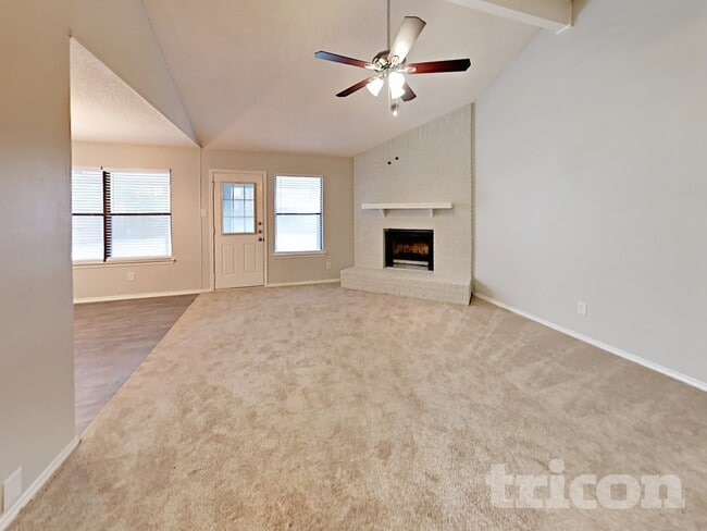 Foto del edificio - 521 Clover Dr