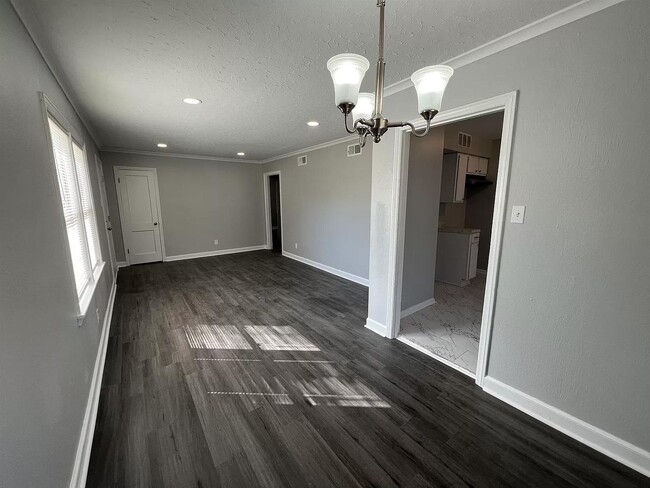 Building Photo - Cozy Updated 3 Bedroom in Quiet Neighborhood!