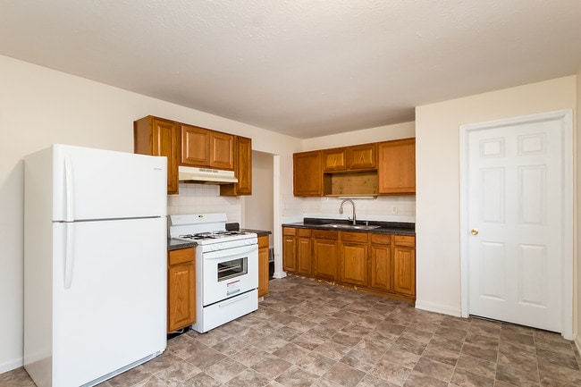 Building Photo - 895 Higbee Dr N