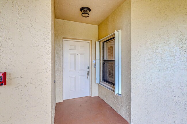 Foto del edificio - 100 Uno Lago Dr