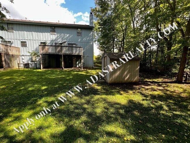 Building Photo - Spacious Duplex in Lee's Summit-Available ...
