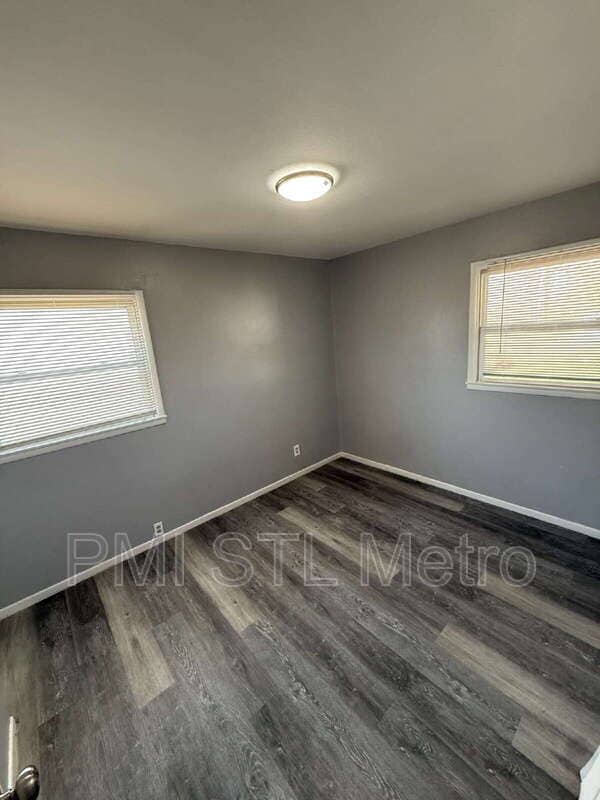 Building Photo - 323 Shepley Dr