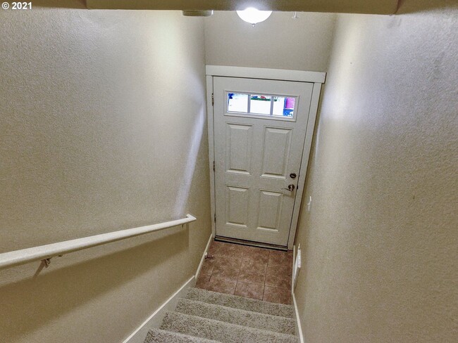 Building Photo - Sherwood Corner 3 Bed 2.5 Bath Townhome on top floor~  Reserved Parking and Washer & Dryer and Co...